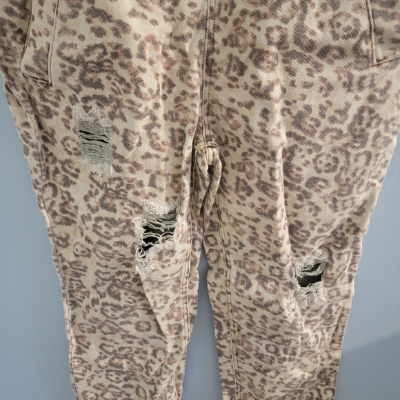 Style Rack Leopard Cropped Overalls Medium - Picture 7 of 9